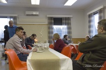 Peijaisten "henkilökunta" testaamassa hirvikeittoa.