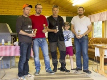 Kaikki lopussa paikalla olleet mitalistit.