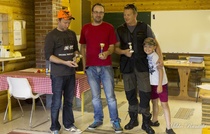 Yleines kiekkopuolen mitali kolmikko.