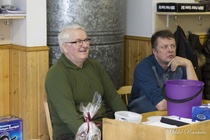 Arpamyynnin spesialistit Elias ja Timo.